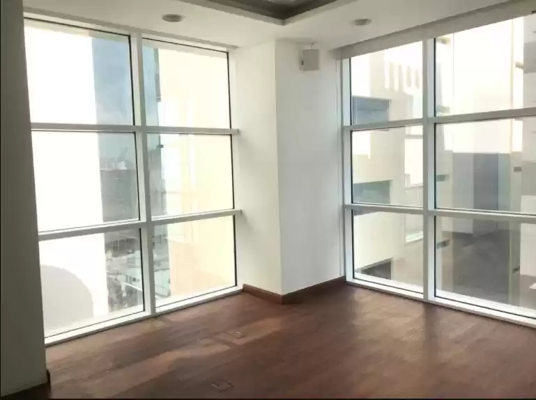 Reklam Hazır Mülk U/F Ofis  kiralık içinde Doha #13988 - 1  image 